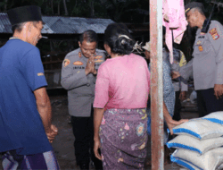 Kapolres Loteng Pantau Banjir dan Berikan Bantuan Sembako ke Penyintas di Praya Barat Daya