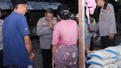 Kapolres Loteng Pantau Banjir dan Berikan Bantuan Sembako ke Penyintas di Praya Barat Daya