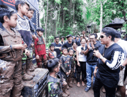 Dorong Prestasi Pembalap, Bupati Badung Serahkan Bantuan Dana di Grasstrack Motocross 2022