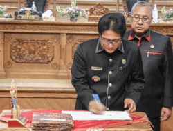 Tandatangani Lima  Perda, Bupati Giri Prasta Hadiri Penutupan Rapat Paripurna DPRD Badung