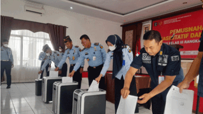 Mendukung Gerakan Nasional Sadar Tertib Arsip, Lapas Rangkasbitung, Banten Musnahkan 810 Judul Berkas