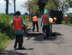 Antisipasi Laka Lantas, Dinas PUPR Jombang Lakukan Pemeliharaan Jalan di Lima Kecamatan