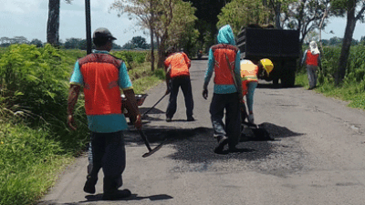 Antisipasi Laka Lantas, Dinas PUPR Jombang Lakukan Pemeliharaan Jalan di Lima Kecamatan