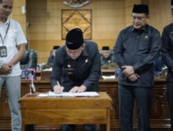 Ketua DPRD OKU Menutup Rapat Paripurna Mou Perubahan APBD