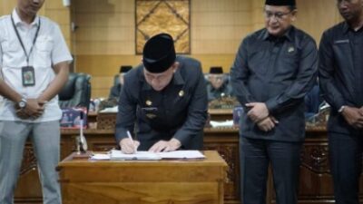 Ketua DPRD OKU Menutup Rapat Paripurna Mou Perubahan APBD