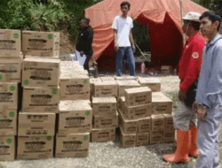 Puluhan Rumah Rusak Akibat Tanah Longsor, Para Penyintas Terima Bantuan di Desa Cinanas, Brebes