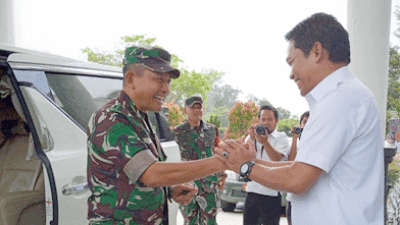 Tinjau TMMD ke-115 di Balangan, Aspers Kasad Mayjen TNI Darmono Susasrtro Juga Lakukan Bakti Sosial