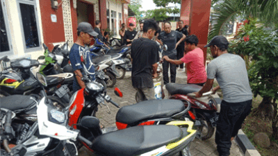 Penggerebekan Sabung Ayam Kelurahan Parangtambung, Kota Makassar, Polisi Amankan Sembilan Pelaku