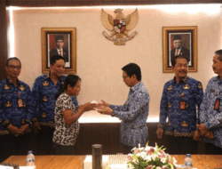 Kepedulian Pemkab Badung, Sekda Adi Arnawa Serahkan Santunan ke Ahli Waris ASN