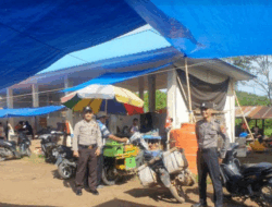 Ciptakan Kondusifitas Lingkungan Pasar, Personel Polsek Tabulahan, Sulbar Lakukan Pengamanan