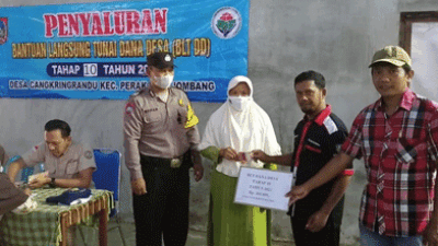 Polisi Lakukan Monitoring dan Pengawasan Penyaluran BLT Desa Cangkring Randu, Jombang