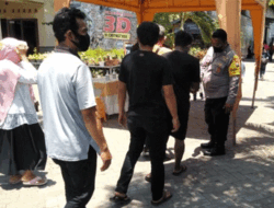 Personel Polsek Bareng Beri Imbauan Jaga Kondusifitas ke Pengunjung Bale Tani, Jombang