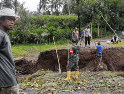 Wujud Peduli ke Masyarakat, Bhabinkamtibmas Desa Bebuak, Polsek Kopang, Loteng Bangun Jembatan