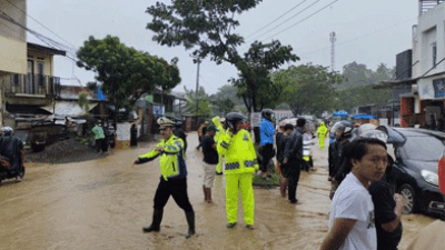 Diguyur Hujan Deras, Personel Polres Mamuju Diterjunkan Bantu Penyintas Banjir dan Longsor