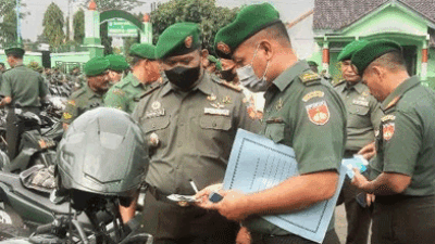 Cegah Pelanggaran Lalu Lintas, Dandim 0713 Brebes Cek Kelengkapan Kendaraan Dinas Prajurit