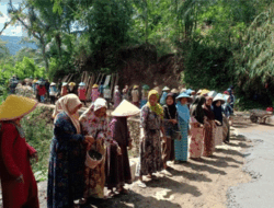 Bangun Jalan Anak Sekolah, Para Emak Bantarkawung Semangat Bantu Personel TNI