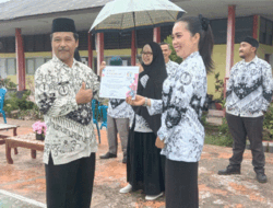 Peringati HGN 2022, Guru Berprestasi SMKN 2 Rejang Lebong Terima Penghargaan