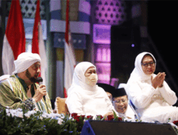 Peringati Hari Jadi ke 77 Provinsi Jawa Timur, Ribuan Masyarakat Padati Jatim Bershalawat di Jombang