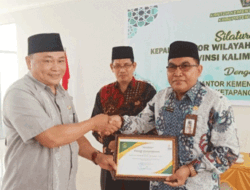 Kakanwil Kemenag Kalimantan Barat Serahkan Penghargaan ke Sejumlah Satker