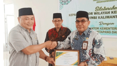 Kakanwil Kemenag Kalimantan Barat Serahkan Penghargaan ke Sejumlah Satker