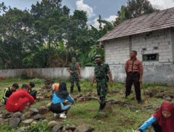 Kenang Jasa Para Pahlawan Para Pelajar Salem, Brebes Bersihkan TMP Manggala Negara