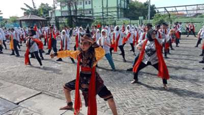 Peringati Hari Guru Nasional, Sebanyak Seribu Siswa SMPN 60 Surabaya Tampilkan Tari Remo