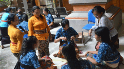 Upaya Meningkatkan Keterampilan Membuat Sarana Upakara, Diskerpus Badung Gelar Pelatihan
