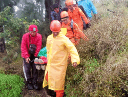Meninggal Terpeleset di Gunung Agung, Bali, WNA Asal AS Dievakuasi Tim SAR Gabungan
