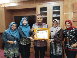 Wagub Jateng Serahkan Penghargaan ke Kabupaten Brebes Atas Capaian Kepesertaan BPJS