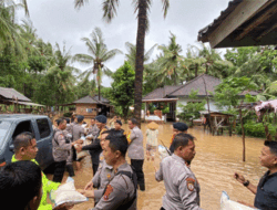 Bantu Warga Terdampak Banjir di Pujut, Kapolres Loteng Salurkan Bantuan Paket Sembako
