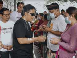 Bupati Badung Serahkan Bantuan ke Pedagang Terdampak Kebakaran Pasar Adat Mengwi