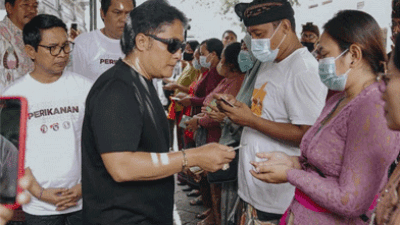Bupati Badung Serahkan Bantuan ke Pedagang Terdampak Kebakaran Pasar Adat Mengwi