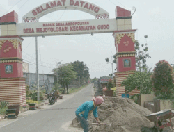 Dipersoalkan Warga, Pembangunan Gapura Desa Mejoyo Losari Kecamatan Gudo, Jombang