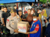 Kapolda Sulsel Serahkan 100 Paket Sembako ke Korban Banjir di Makassar