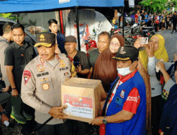 Kapolda Sulsel Serahkan 100 Paket Sembako ke Korban Banjir di Makassar