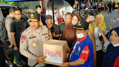 Kapolda Sulsel Serahkan 100 Paket Sembako ke Korban Banjir di Makassar