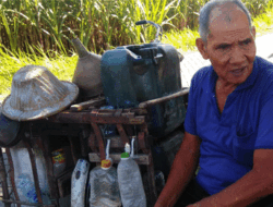 Penjual Minyak Tanah Keliling, Kakek Warga Desa Godong, Jombang Berjualan Sejak 1965 hingga Kini