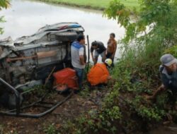 Pick Up Terperosok ke Sawah, Sebanyak Empat Korban Alami Luka Berat Dievakuasi ke Rumah Sakit