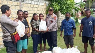Berbagi Kasih Natal, Polsek Abepura Distribusikan Sembako ke Mahasiswa
