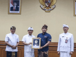Sekda Adi Arnawa Buka TJSP, Serahkan 29 Piagam ke Pengusaha di Kabupaten Badung