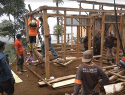 Warga di Sirampog, Brebes Dibantu Relawan Perbaiki Lagi Rumah Usai Terdampak Tanah Bergerak