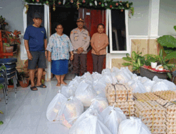 Tali Asih Natal,  Kapolsek Jayapura Utara Salurkan Paket Sembako ke Jemaat GKI Calvaria Angkasa