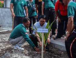 Dukung Ketahanan Pangan, Sekda Badung Tanam Bibit Kelapa dan Serahkan Bibit Cabai