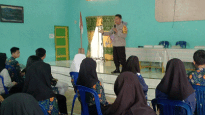 Personel Polres Rejang Lebong Sosialisasi Bahaya Narkoba dan Kenakalan Remaja ke Para Siswa SMA