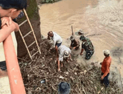 Sampah Menumpuk, Babinsa Koramil 17 Songgom Bersama Warga Bersih-bersih Jembatan Sungai Dukuh