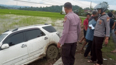 Mobil Terbalik dan Masuk Selokan, Diduga Sopir Mengantuk hingga Hilang Kendali, Bone