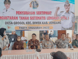 Sebanyak 700 Warga Desa Grogol, Terima Sertifikat PTSL, Ini Harapan Wabup Jombang