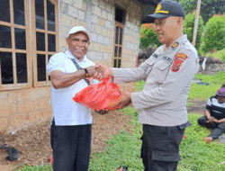 Jalin Harmonisasi Kamtibmas, Polsek Jayapura Utara Bagikan Tali Asih Paket Sembako ke Warga