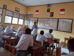 Police Goes to School, Kanit Binmas Polsek Tonjong Brebes Berikan Latihan Patroli Keamanan Sekolah 