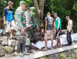 Pasca Jebolnya Tanggul Sungai Sibiyuk, Brebes, Warga Dibantu TNI-Polri Lakukan Perbaikan &nbsp;